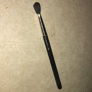 MAC Tapered Brush 224